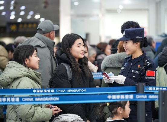 20260104移民管理警察為旅客提供通關(guān)咨詢1.png