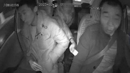 凌晨女子打車到江邊，并掏出百元大鈔給司機稱不用找了。資陽公安供圖