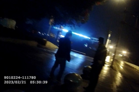 報警人唐師傅向民警講述情況 。資陽公安供圖