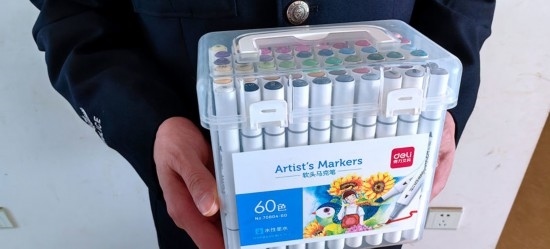 民警送上的馬克筆。資陽市公安供圖