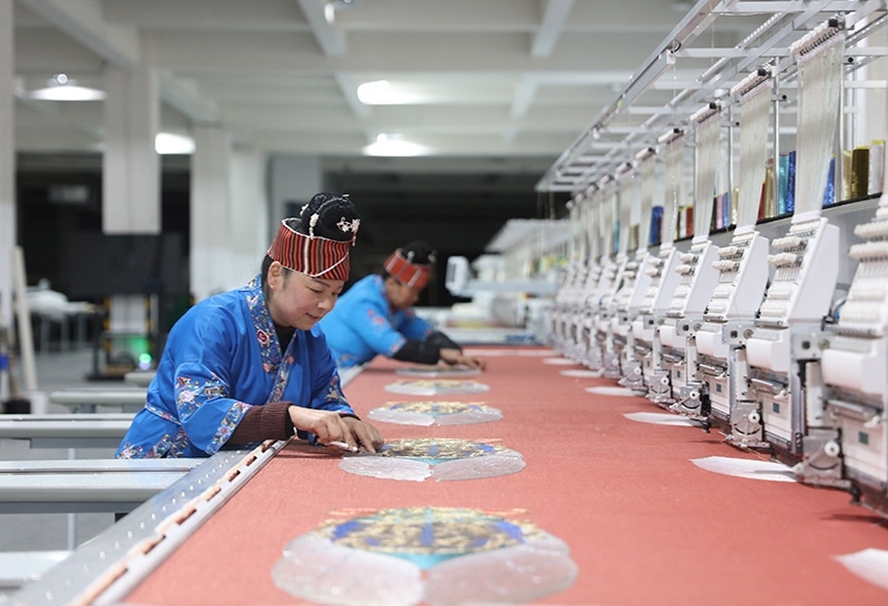 2023年2月13日，貴州省黔東南苗族侗族自治州施秉縣工業(yè)園區(qū)，工人在機(jī)繡車間作業(yè)。