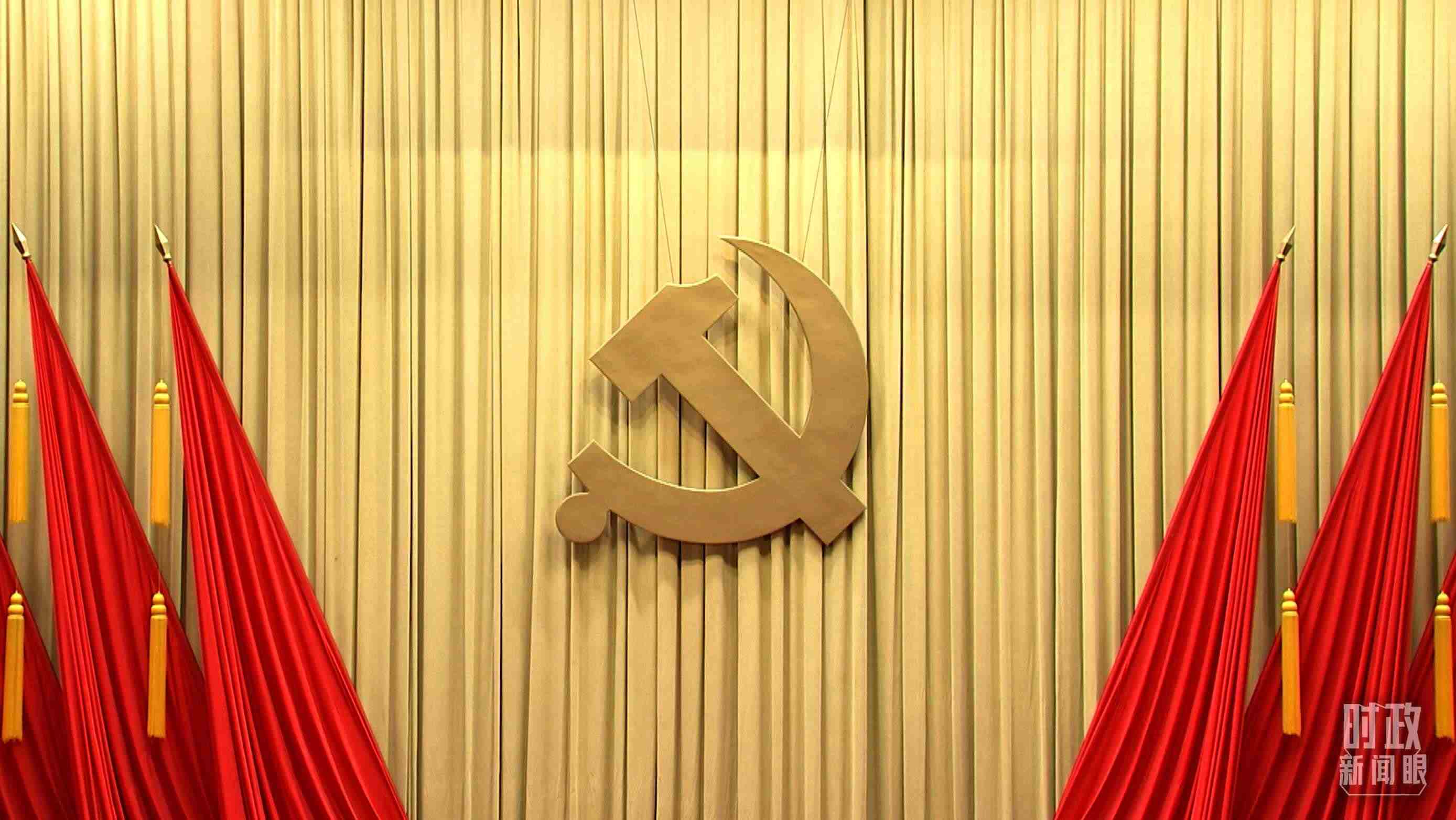 △會(huì)場上莊嚴(yán)的黨徽。（總臺(tái)央視記者郭鴻拍攝）