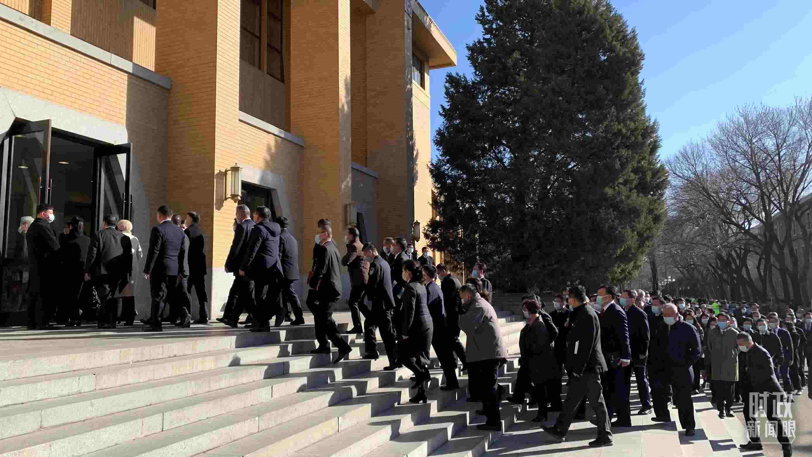 △參加這次慶祝大會(huì)暨開學(xué)典禮的與會(huì)人員正在步入會(huì)場。（總臺(tái)央視記者段德文拍攝）