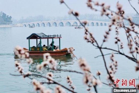 20日，頤和園游船開航。<a target='_blank' data-cke-saved-href='/' href='/'><p align=