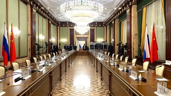 △俄羅斯聯(lián)邦政府大廈內(nèi)，習主席在這里會見俄羅斯總理米舒斯京。（總臺央視記者段德文拍攝）