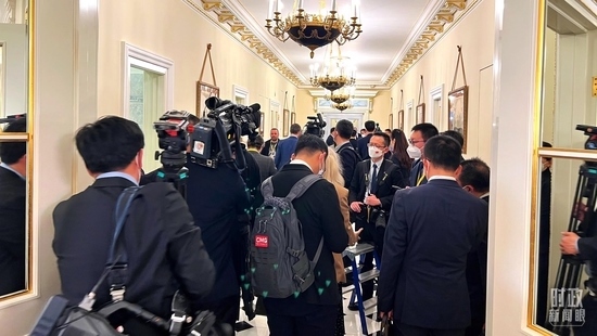  △等待進入會場的新聞記者擠滿走廊。（總臺央視記者程鋮拍攝）