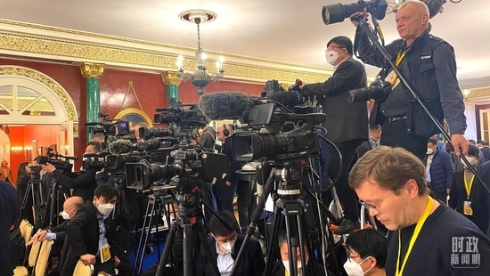 △等待中俄兩國元首共見記者的中外媒體同仁。（總臺央視記者段德文、李輝拍攝）