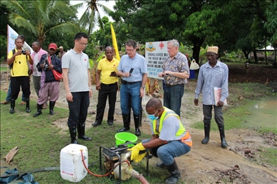 世界衛(wèi)生組織評估專家組評估援桑血吸蟲病現(xiàn)場媒介控制工作(受訪機構(gòu)提供)