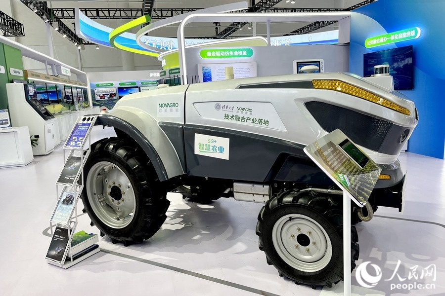 通過手機，就能指揮新能源無人駕駛拖拉機在田里作業(yè)。人民網(wǎng) 錢嘉禾攝