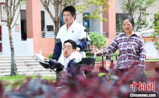 碰上天氣好，朱金祥就會利用休息時間，和鐘華強母親將其推出來賞賞花，曬曬太陽，呼吸一下外面的新鮮空氣。 卓忠偉 攝