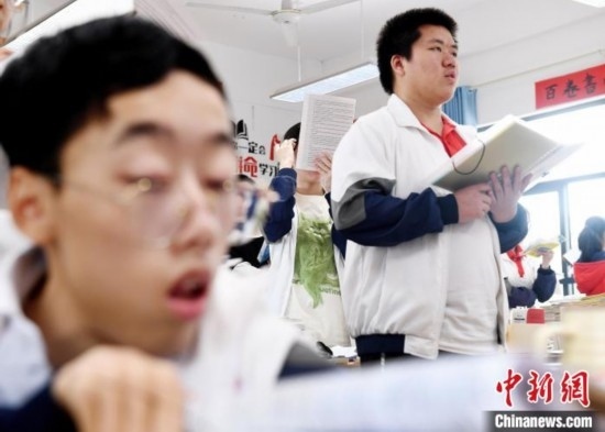 朱金祥(右)和鐘華強(左)正在加緊復習迎接高考。 卓忠偉 攝