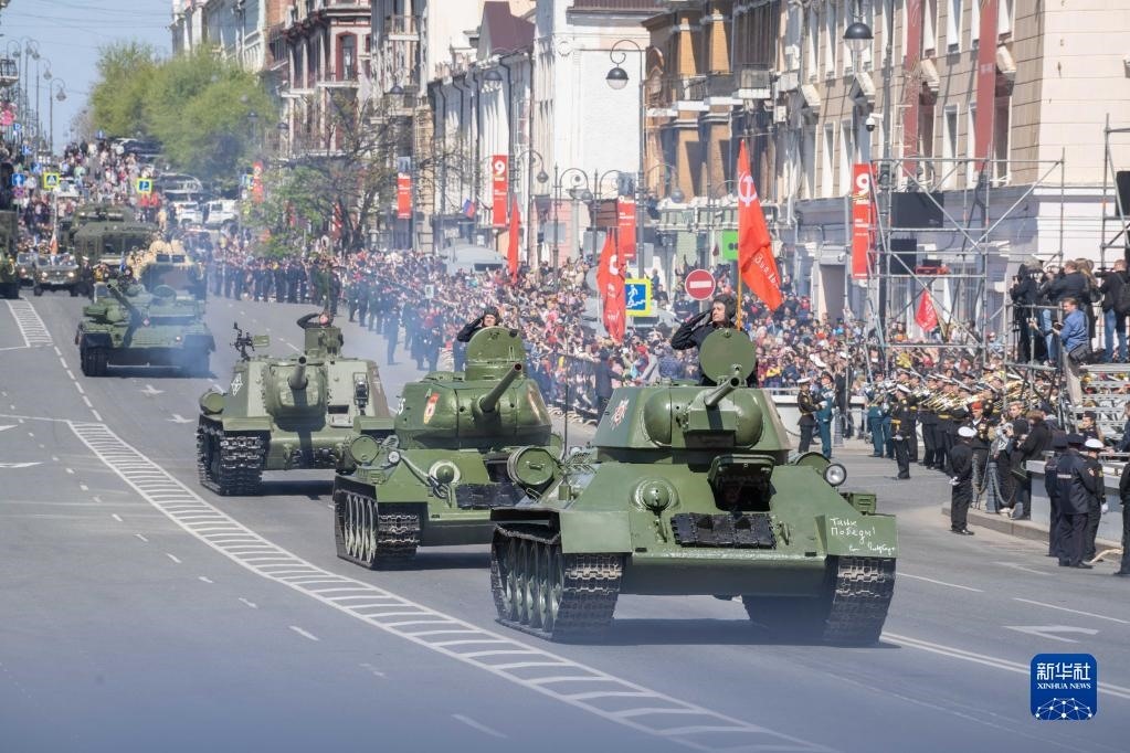 5月9日，在俄羅斯符拉迪沃斯托克市，坦克編隊參加閱兵式。新華社發(fā)（郭飛洲攝）