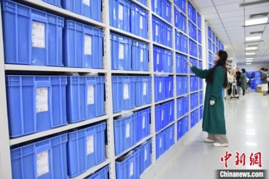 圖為鄭州大學(xué)人骨考古實(shí)驗(yàn)室內(nèi)的骨骼標(biāo)本庫(kù)。王宇 攝