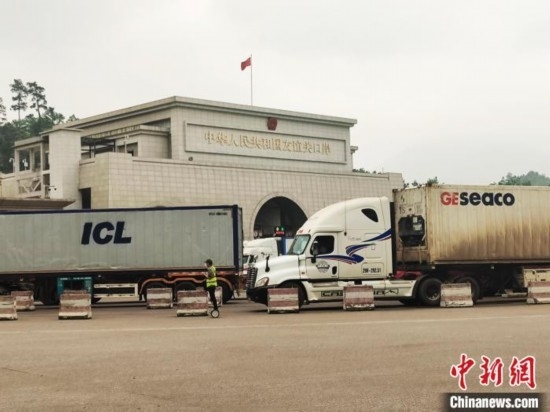 近日，位于中越邊境廣西憑祥市的友誼關(guān)口岸車水馬龍，裝載著東盟水果的跨境車輛來往不斷。黃艷梅 攝