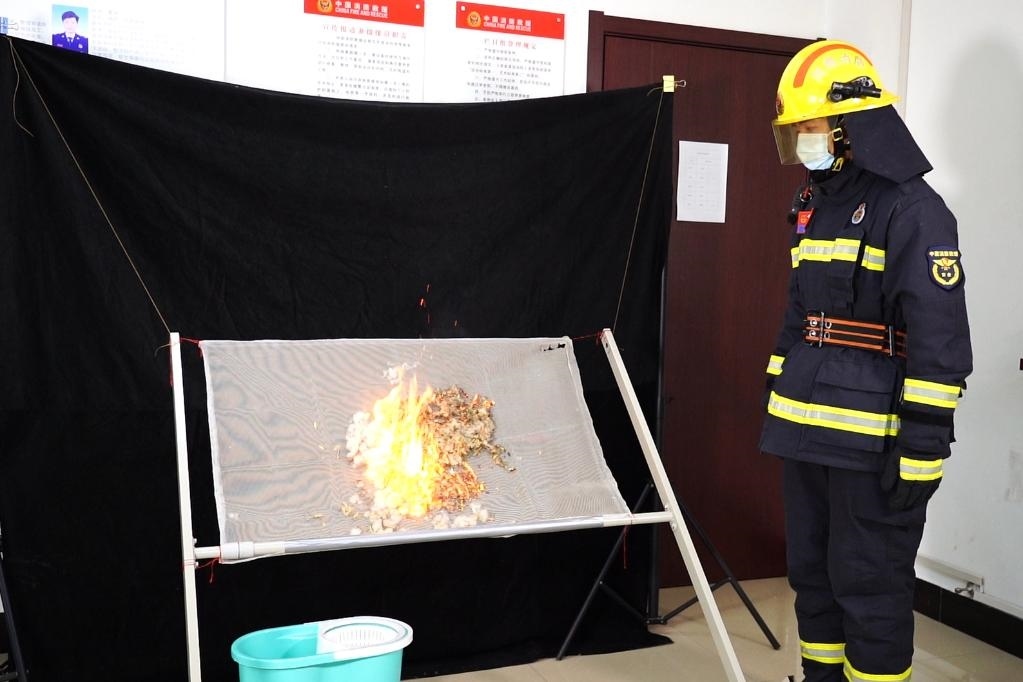 消防員在展示柳絮點燃實驗。 張少欣 攝