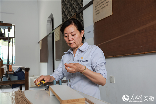 撈紙需要兩位師傅默契配合。人民網(wǎng)記者 張俊攝