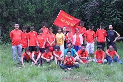 項(xiàng)目辦開(kāi)展活動(dòng)合影，喬海云（后排中，黑衣）和張?jiān)氯纾ê笈庞乙唬? referrerpolicy=