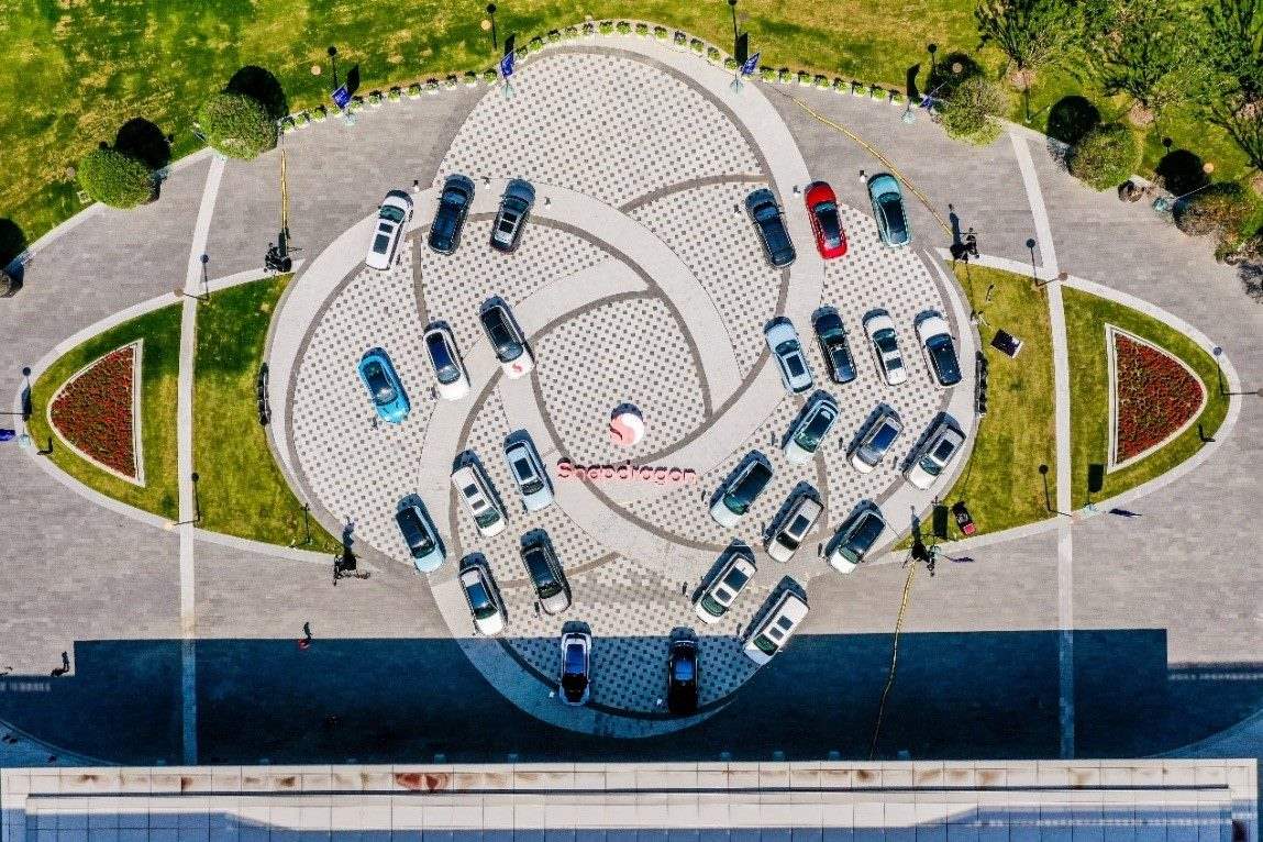 峰會(huì)戶外整車展示區(qū)俯瞰圖。（受訪者供圖）