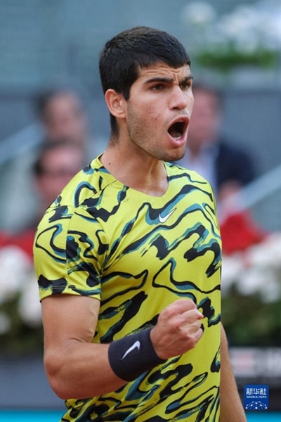 5月7日，阿爾卡拉斯在比賽中慶祝得分。當日，在西班牙馬德里網(wǎng)球公開賽男單決賽中，西班牙選手阿爾卡拉斯以2比1戰(zhàn)勝德國選手施特魯夫，奪得冠軍。新華社記者 孟鼎博 攝
