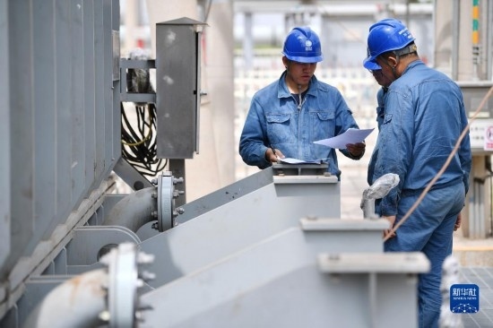 5月27日，電力工人在工程現(xiàn)場(chǎng)進(jìn)行檢修作業(yè)。