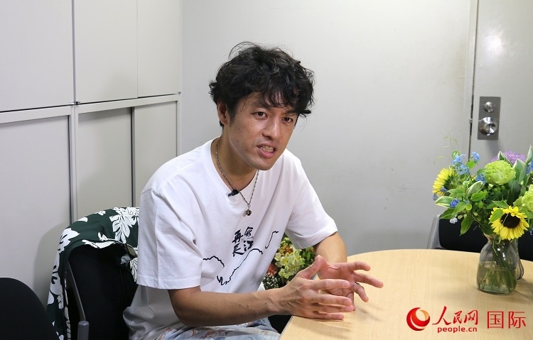 竹內(nèi)亮接受人民網(wǎng)專訪。人民網(wǎng) 許可攝