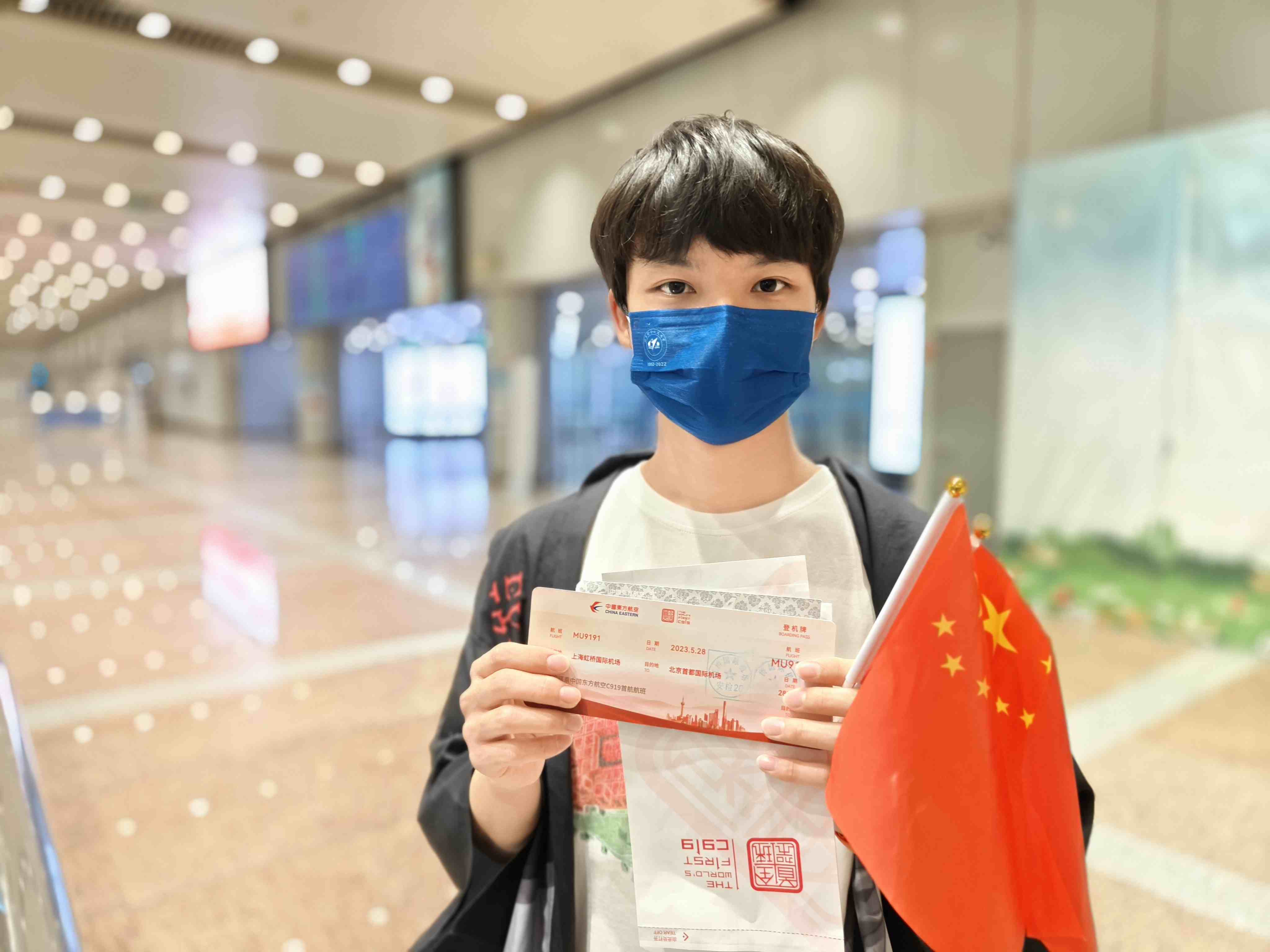 張可立向記者展示有著紀(jì)念意義的登機(jī)牌。人民網(wǎng)記者 夏曉倫攝