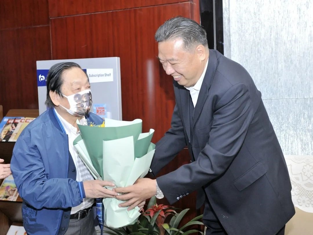 ▲青海省政協(xié)副主席、青海省林草局黨組書記、局長(zhǎng)、祁連山國家公園青海省管理局局長(zhǎng)李曉南在機(jī)場(chǎng)迎接韓美林