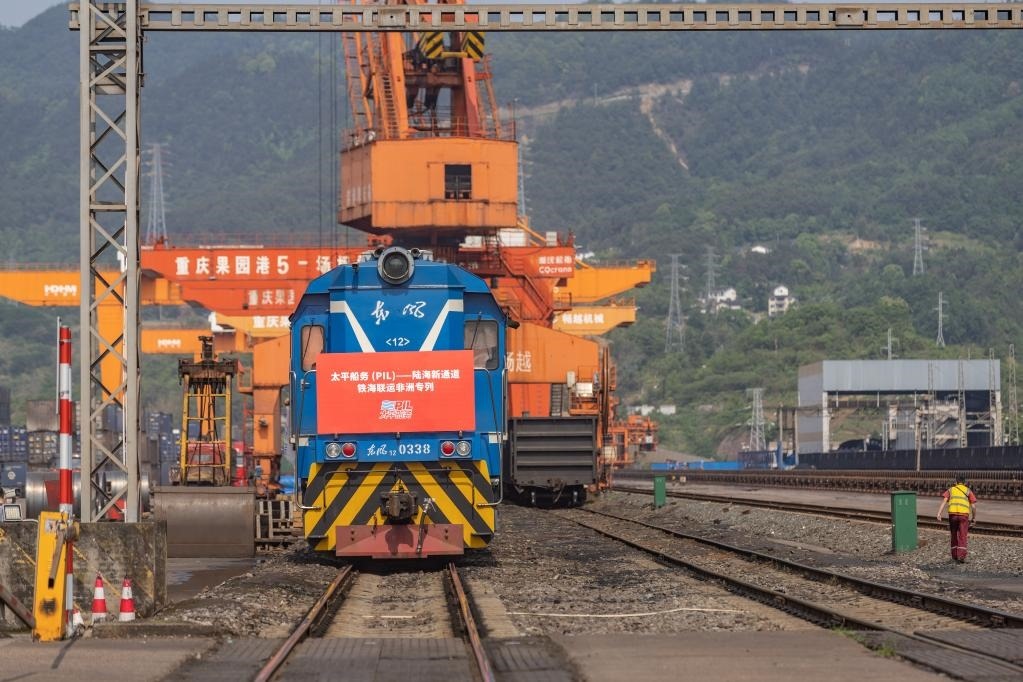 這是2023年4月27日，太平船務(wù)——西部陸海新通道江鐵海聯(lián)運(yùn)非洲專列在重慶果園港魚嘴站等待發(fā)車。