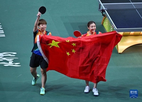 5月27日，陳夢(mèng)（右）/王藝迪慶祝勝利。當(dāng)日，在南非德班進(jìn)行的2023年世界乒乓球錦標(biāo)賽女子雙打決賽中，中國選手陳夢(mèng)/王藝迪以3比0戰(zhàn)勝韓國選手田志希/申裕斌，奪得冠軍。新華社記者 陶希夷攝