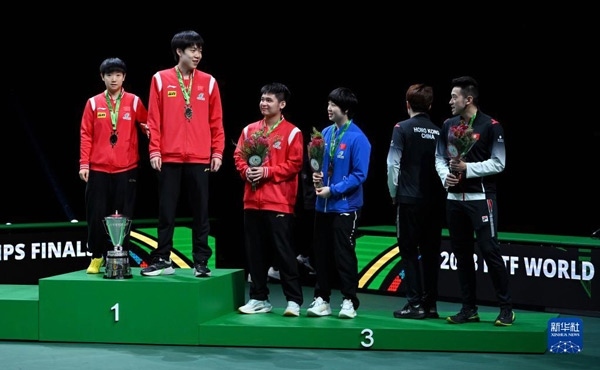 5月26日，冠軍中國組合王楚欽（左二）/孫穎莎（左一）與季軍中國組合林詩棟（左三）/蒯曼（左四）、中國香港組合黃鎮(zhèn)廷（右一）/杜凱琹在頒獎(jiǎng)儀式后交流。新華社記者 陶希夷攝