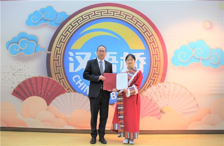 中國銀行首爾分行行長周建軍為大學(xué)生組冠軍頒獎并頒發(fā)就業(yè)證書。首爾孔子學(xué)院供圖