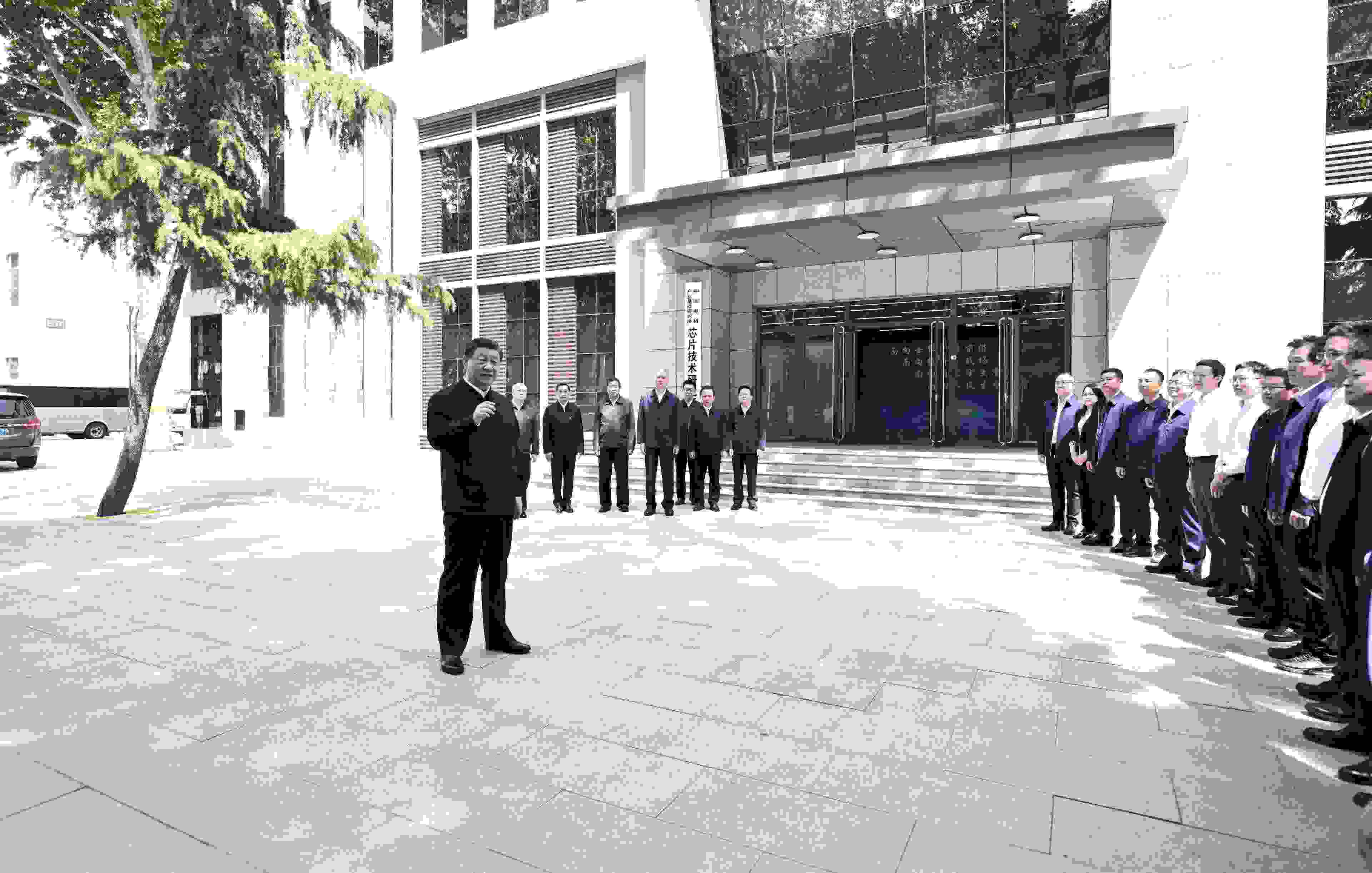 △2023年5月12日，習(xí)近平總書記在中國電科產(chǎn)業(yè)基礎(chǔ)研究院同科技工作者交流。