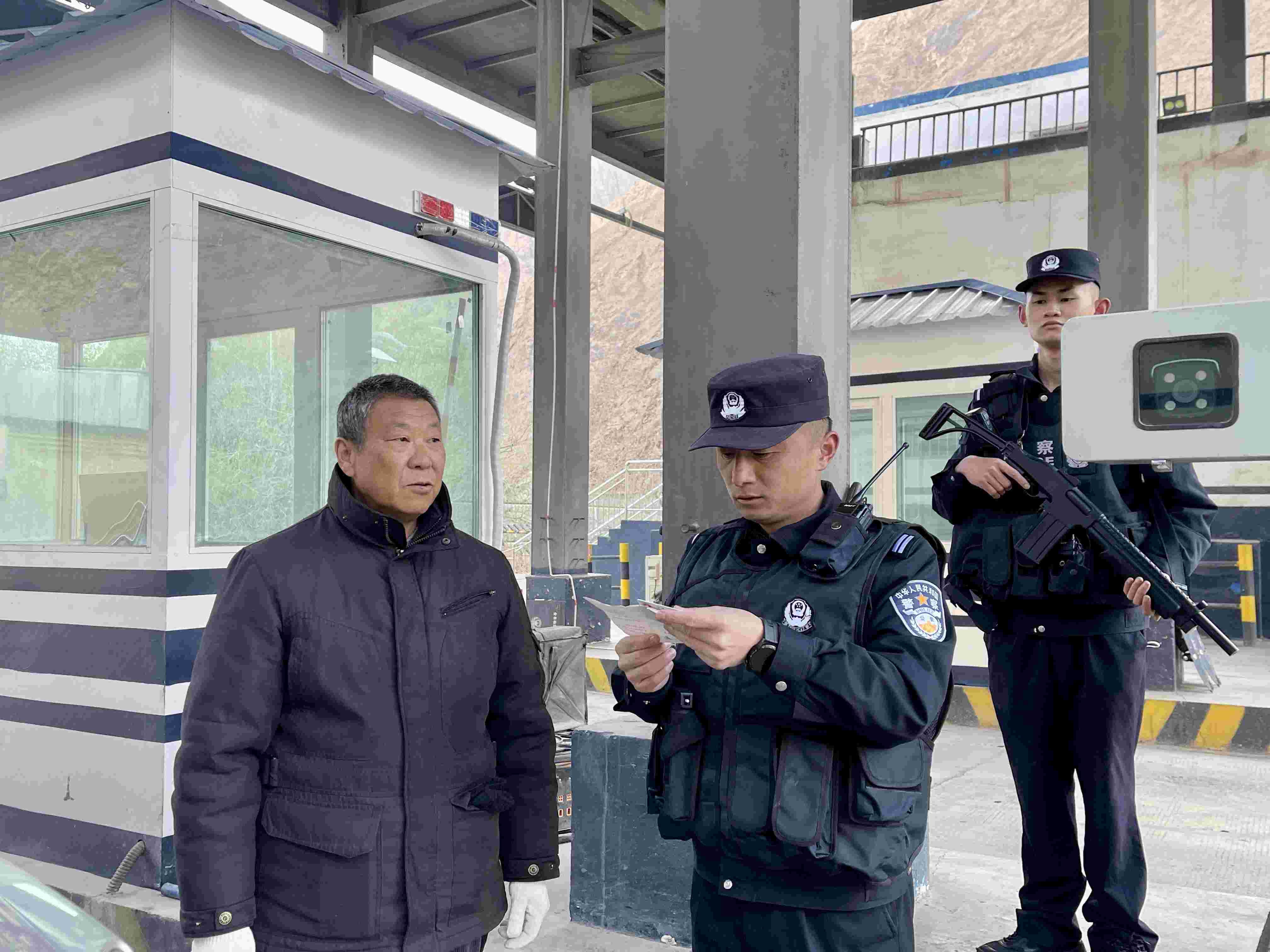 在庫地邊境檢查站，陳暢核對進(jìn)出邊境管理區(qū)人員信息。人民網(wǎng) 周靜圓攝