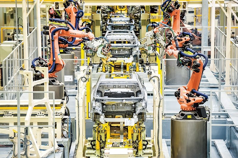 發(fā)展新能源汽車是我國從汽車大國邁向汽車強國的必由之路。2022年中國新能源汽車產(chǎn)銷分別實現(xiàn)705.8萬輛和688.7萬輛，連續(xù)8年位居世界第一。圖為廣汽埃安第一智造中心焊裝車間正在熱火朝天地生產(chǎn)。 廣汽埃安新能源汽車股份有限公司供圖