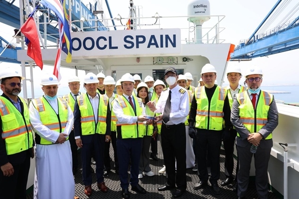 圖為與會嘉賓參觀“東方西班牙”輪。中遠海運港口阿布扎比碼頭供圖