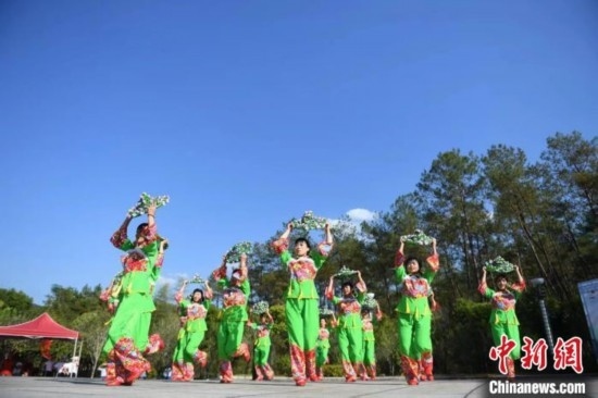 市民在跳廣場舞。 唐小晴 攝