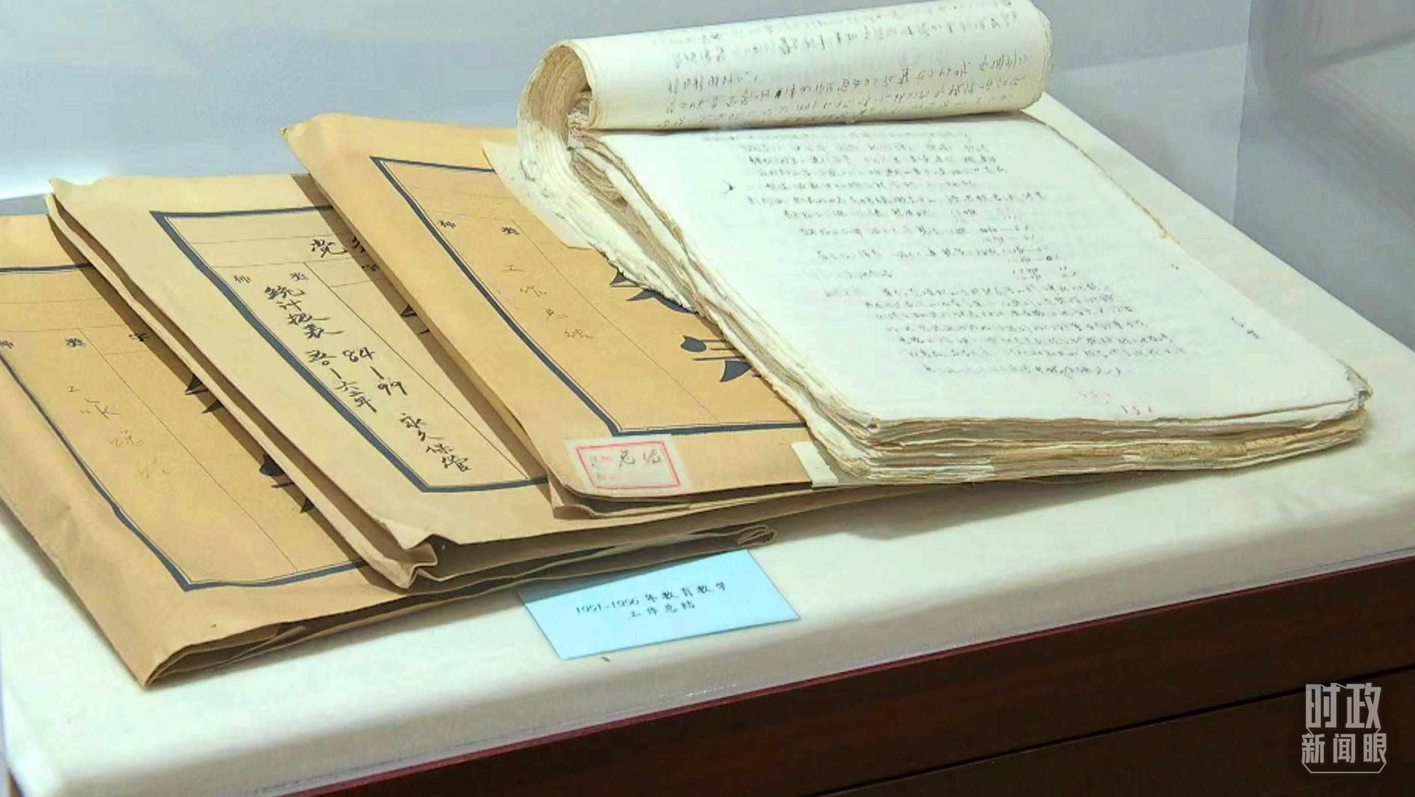 △校史館內(nèi)的教育教學(xué)工作總結(jié)展陳。（總臺(tái)央視記者金雨秋拍攝）