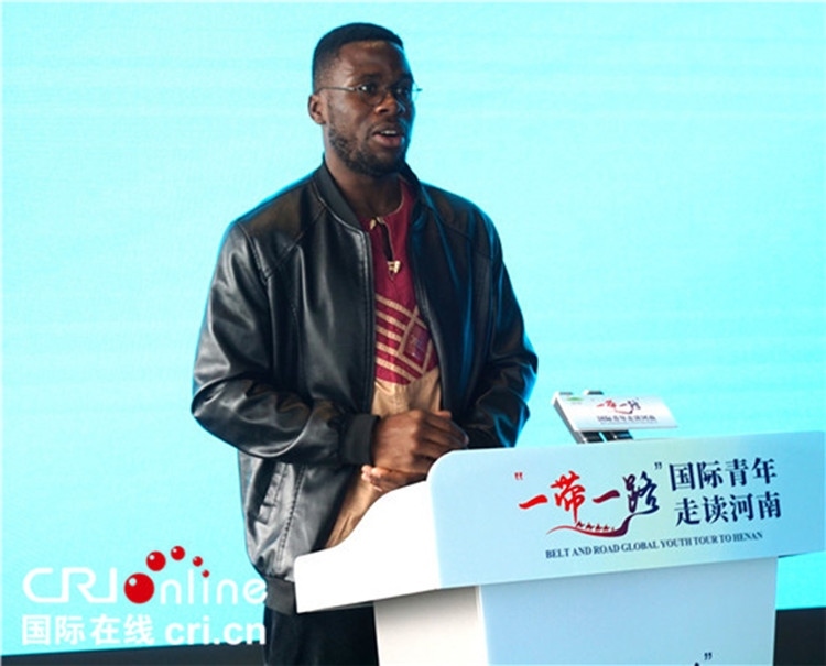 國際青年代表奕曉龍發(fā)言。賈親親 攝