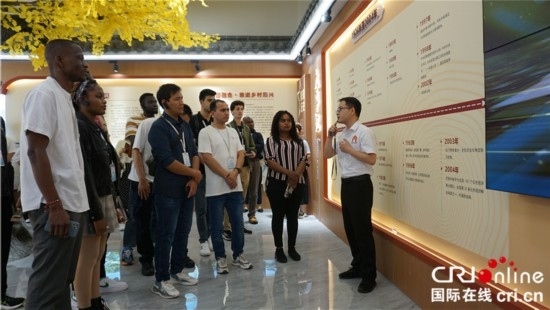 “一帶一路”國際青年走進信陽羅山 看“紅”“綠”資源助力鄉(xiāng)村未來_fororder_“一帶一路”國際青年采風(fēng)團了解何家沖村史 攝影 賈親親.JPG