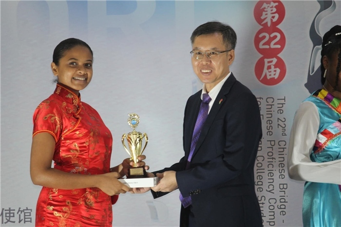 陳錫來參贊為獲獎選手頒發(fā)二等獎。圭亞那大學孔子學院供圖