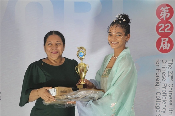 圭亞那大學校長默罕默德為獲獎選手頒發(fā)一等獎。圭亞那大學孔子學院供圖