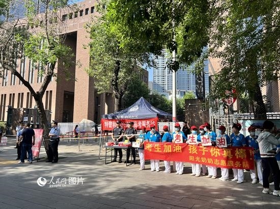 6月7日，天津市和平區(qū)新興街陽光奶奶志愿者連續(xù)16年為高考考生助力。人民網記者 張靜淇攝