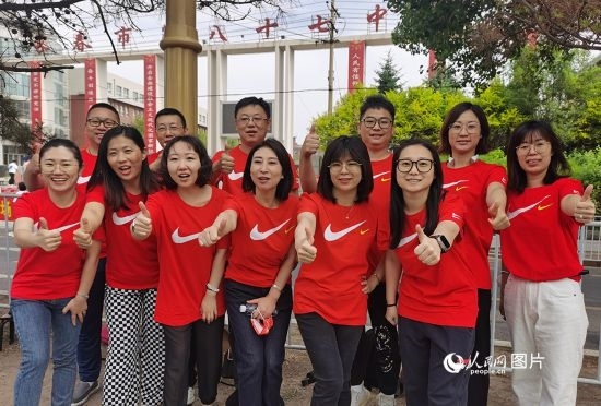6月7日一早，陽光明媚，天氣涼爽，在長春市第八十七中學，考生們正陸續(xù)進入考場。親友團為參加高考的學子們加油鼓勁。人民網記者 王帝元攝