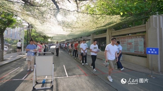 6月7日，烏魯木齊市第七十中學門口，考生們有序進入考場。人民網 李欣洋攝