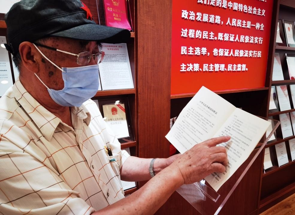 夏云龍給記者展示國(guó)歌法修改的內(nèi)容。人民網(wǎng)記者 唐小麗攝