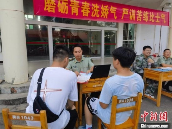 專武干部在講解相關(guān)政策。韋碩 攝