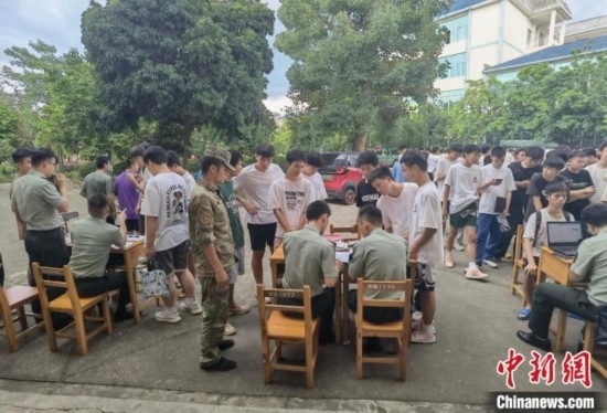 專武干部在發(fā)放兵役登記證。韋碩 攝