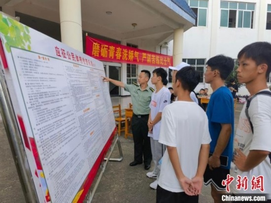 專武干部在講解應征體檢標準。韋碩 攝