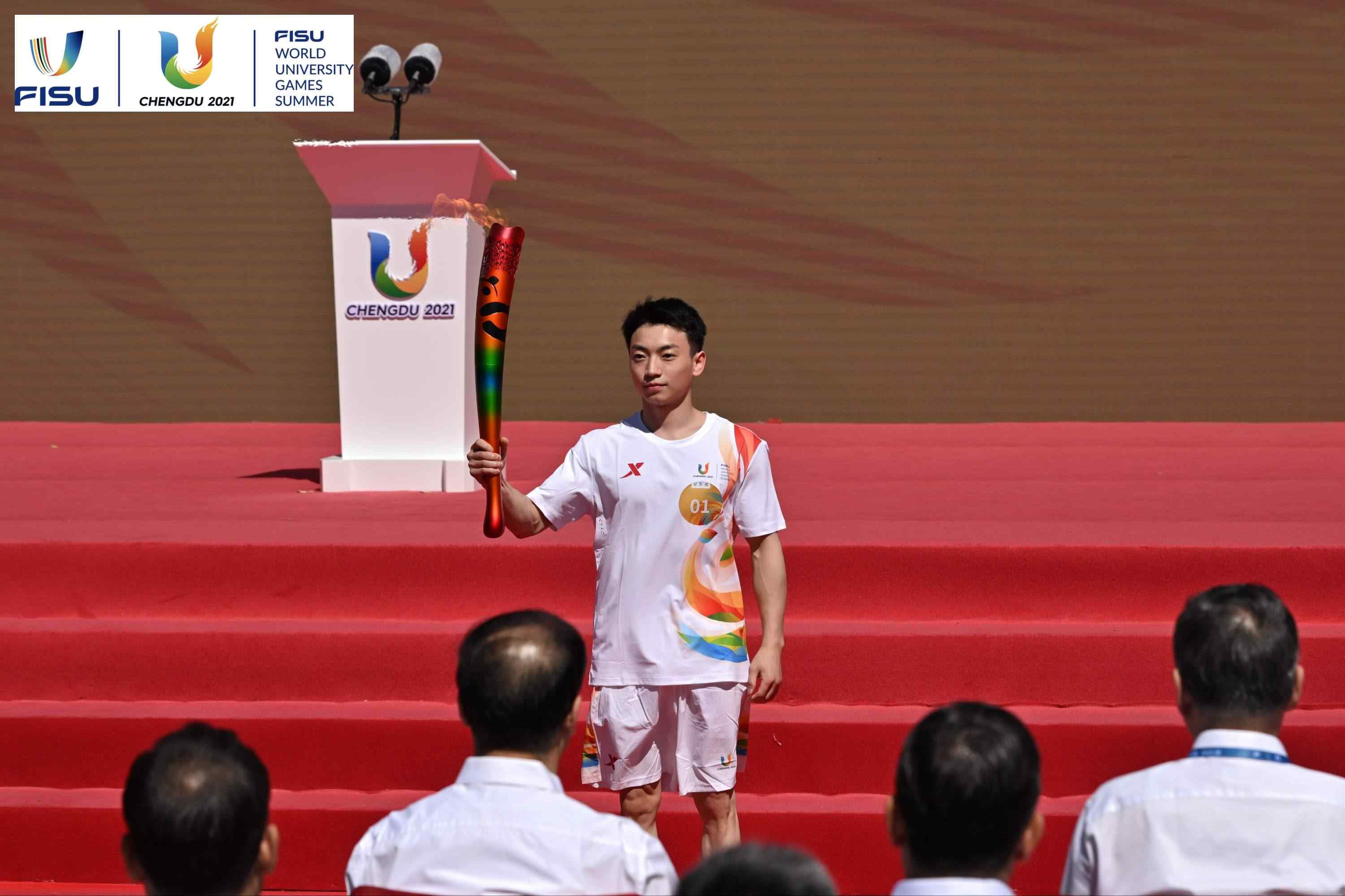 成都大運(yùn)會(huì)火炬手、奧運(yùn)冠軍鄒敬園高舉火炬。 圖片來源：成都大運(yùn)會(huì)執(zhí)委會(huì)供圖