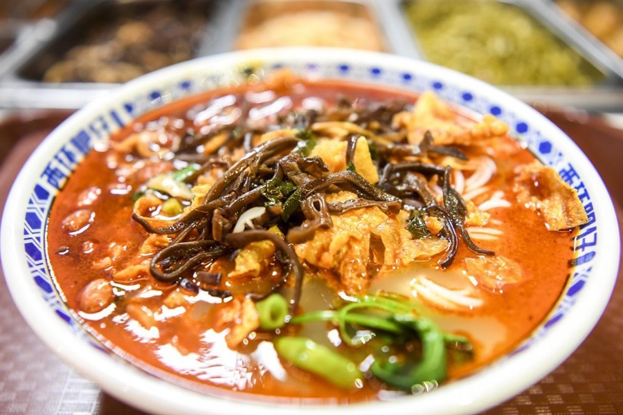 這是廣西柳州市街邊一家螺螄粉店制作的螺螄粉。新華社記者 曹祎銘 攝